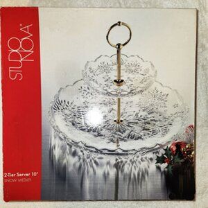 NIB STUDIO NOVA SNOW MEDLEY 10" 2 TIER GLASS SERVER W/ GOLD TONE HARDWARE. NEW